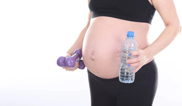 Hamile kız beyaz bir arka plan üzerinde halter egzersiz — Stok fotoğraf