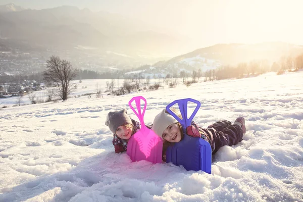 Радостная молодая девушка с устройством для езды по снегу — стоковое фото