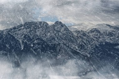 Kar fırtınası ve tepe giewont Zakopane şehir manzarası