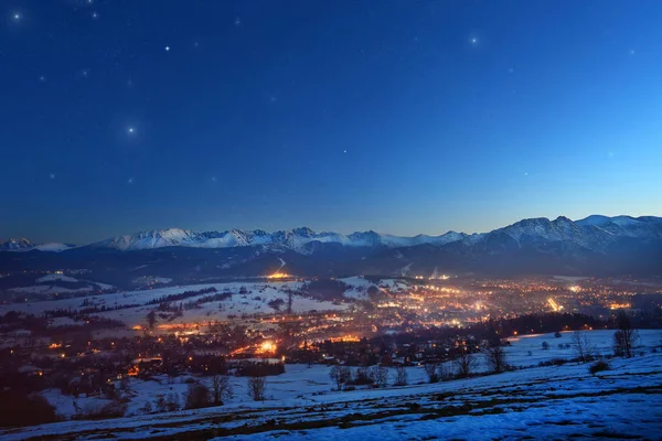 คืนที่มีดวงดาวกับเมืองที่สวยงามของ Zakopane - โปแลนด์ — ภาพถ่ายสต็อก