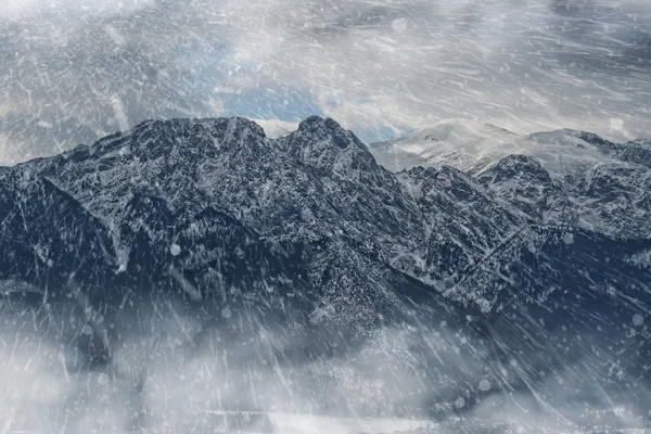 Tempestade de neve e vistas do pico giewont de Zakopane City — Fotografia de Stock