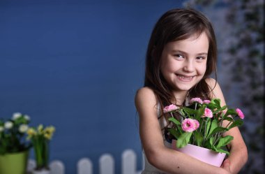 Okul kitapları kaldırdı parmak ile