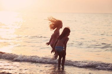 Arkadaş eğlenceli plaj var