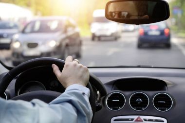 sürücü içinde büyük trafik sıkışıklığı arabada bekler.