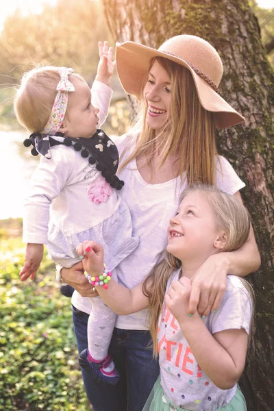 Mom and daughters on a sunny day have fun — Stock Photo, Image