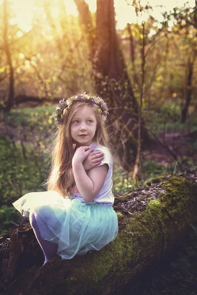 Chica joven sentada en el tronco en el bosque.Mi tiempo con el libro —  Fotos de Stock