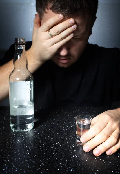 Hombre enérgico adicto al alcohol —  Fotos de Stock