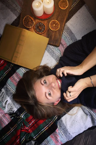 Young girl spends her free time with her favorite book — Stock Photo, Image