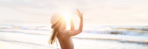 Chica alegre en la playa en el sol de verano —  Fotos de Stock