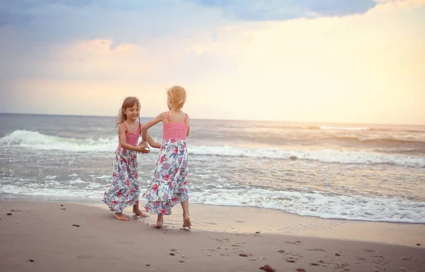 Prietenii se distrează pe plajă — Fotografie, imagine de stoc
