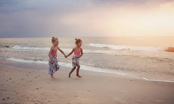 Amigos se divierten en la playa soleada — Foto de Stock