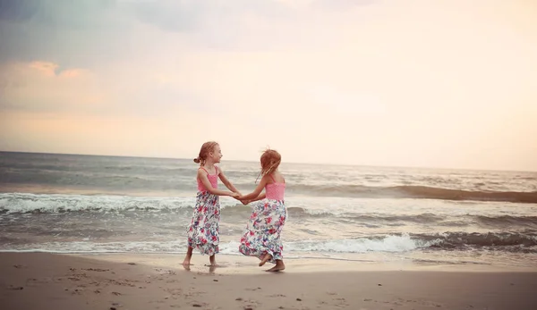 Přátelé mají zábavu na slunné pláži — Stock fotografie