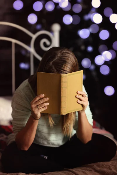 Mujer riendo mientras lee un libro — Foto de Stock