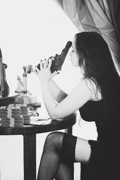 Nő egy szobában egy fegyvert fehérnemű — Stock Fotó