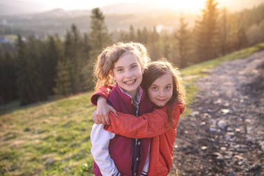 İki arkadaş bir harika zaman geçiriyoruz