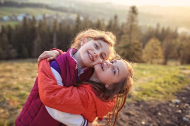 Yaz güneşli gün dostu kucaklama