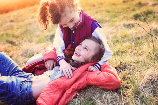 Sorelle carissime e gioiose ridono — Foto Stock