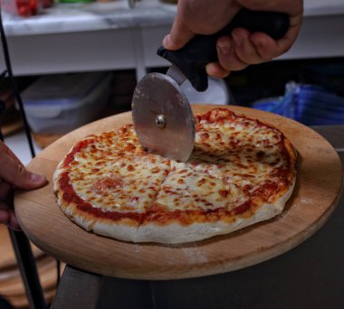 Dilimlenmiş pizza margarita üzerinde Bar