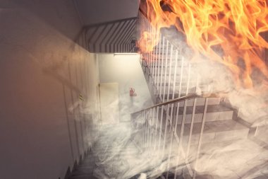 Binanın içinde büyük yangın