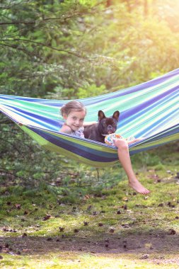 Fransız buldozer ile bir hamak üzerinde oynayan kız