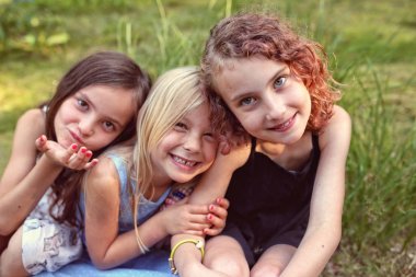 Genç arkadaşlar iyi eğlenceler