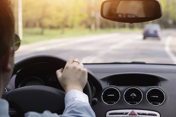 Conduire une voiture dans la ville — Photo