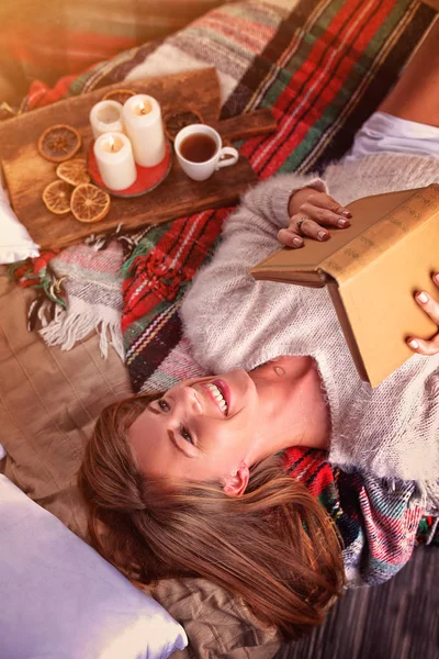 Giornata invernale sotto la coperta e il libro preferito — Foto Stock