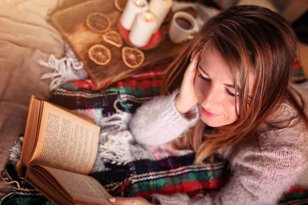 Çok güzel kadın yatakta bir kitap okuma — Stok fotoğraf