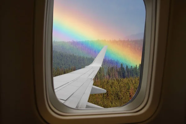 Blick vom Flugzeugfenster auf den Regenbogen — Stockfoto