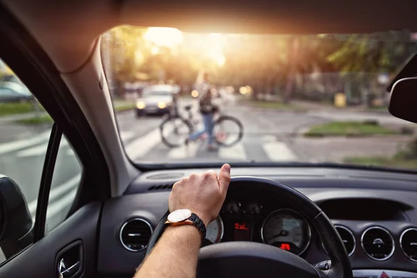 Bicicletta passa attraverso strisce pedonali — Foto Stock