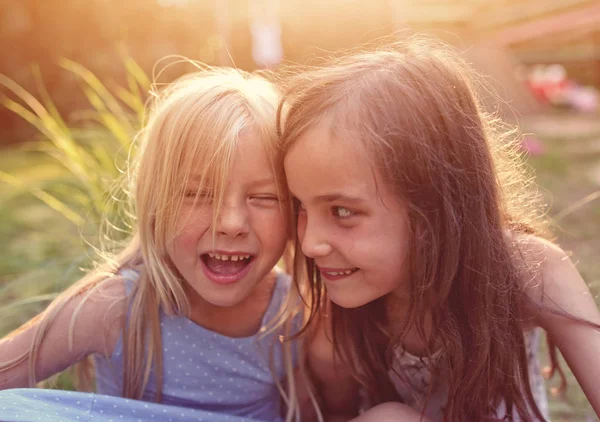 Junge Freunde verbringen Zeit miteinander — Stockfoto