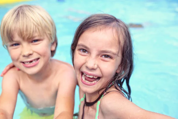 Gorący letni dzień dzieci spędzają w basenie — Zdjęcie stockowe