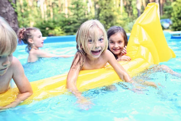 Bahçe havuzu genç arkadaşlar