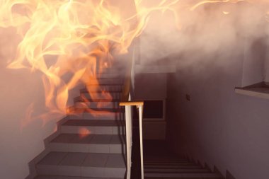 ofis ve acil çıkış ateş