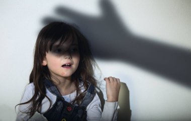 Şiddet olarak aile - korkmuş ve üzgün kız