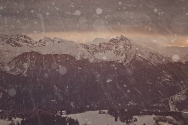 Kar fırtınası ve tepe giewont Zakopane şehir manzarası