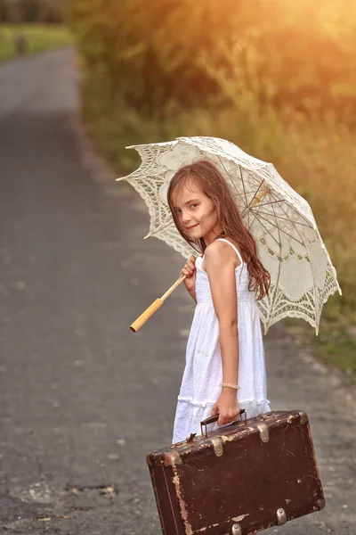 Glückliches Mädchen Mit Regenschirm Einem Regnerischen Tag — Stockfoto