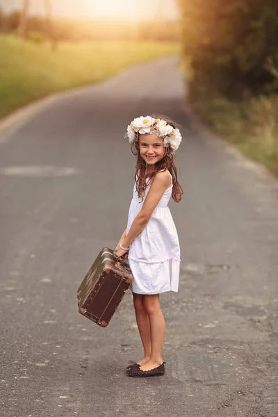 Happy Young Girl Wreath Road — Stock Photo, Image