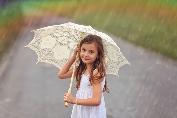 Radostné Dívka Deštníkem Dešti Rainbow — Stock fotografie