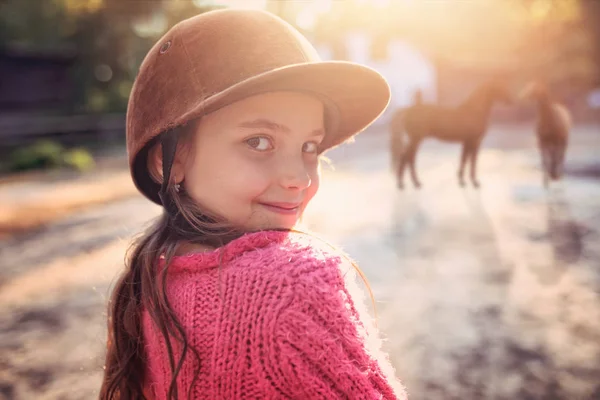 Jeune Fille Souriante Dans Des Écuries Avec Des Chevaux — Photo