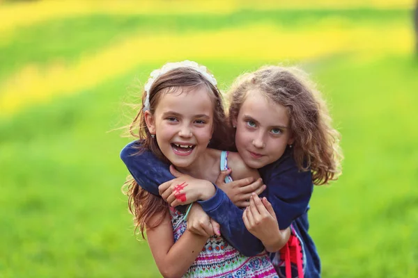 Dost iki neşeli kız sarılma