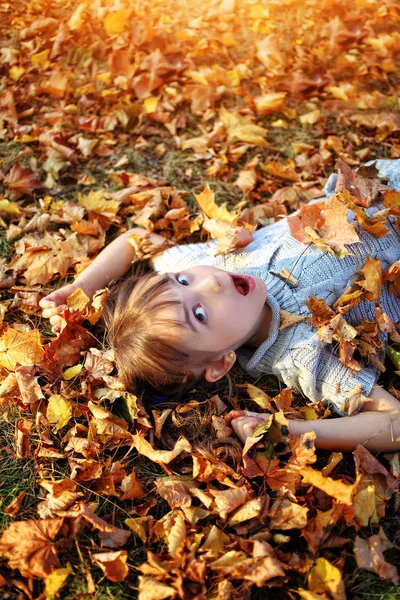 sonbahar parkta genç kız 