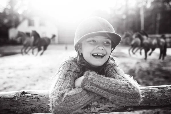 Mutlu ve gülümseyen kız istikrarlı bir