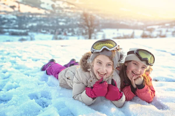 Dua Teman Bersenang Senang Salju — Stok Foto