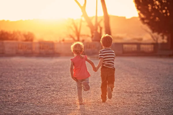 Двоє Маленьких Дітей Біжать Сонячний День Надворі — стокове фото