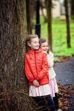 bir arkadaşı ile sonbahar Parkta yürümek