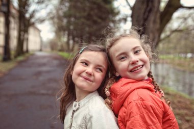 renkli bir parkta dostu eğlenceli