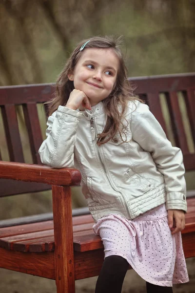 Retrato Una Niña Encantadora Banco Día Otoño —  Fotos de Stock