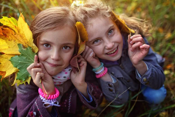 sevgi dolu bir kız kardeşi ile güneşli gün