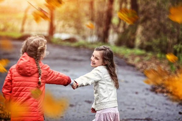 Freundlicher Spaß Herbstpark — Stockfoto